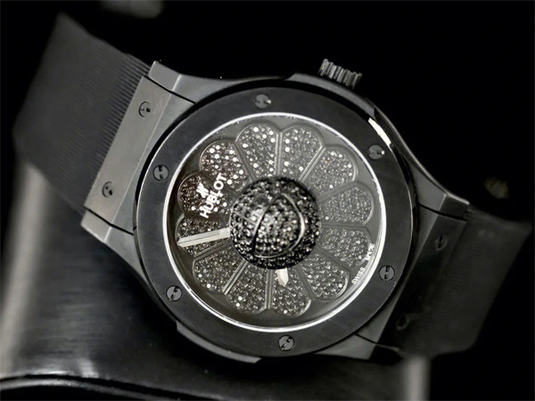 宇舶手表表蒙有划痕解决技巧是什么