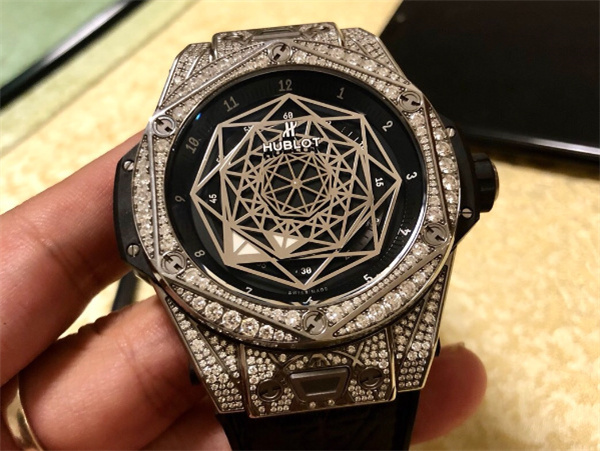 宇舶手表表针变色应该咋处理